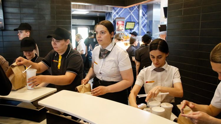 Marile lanțuri de fast-food din Franța, nevoite să renunțe la paharele și cutiile de unică folosință