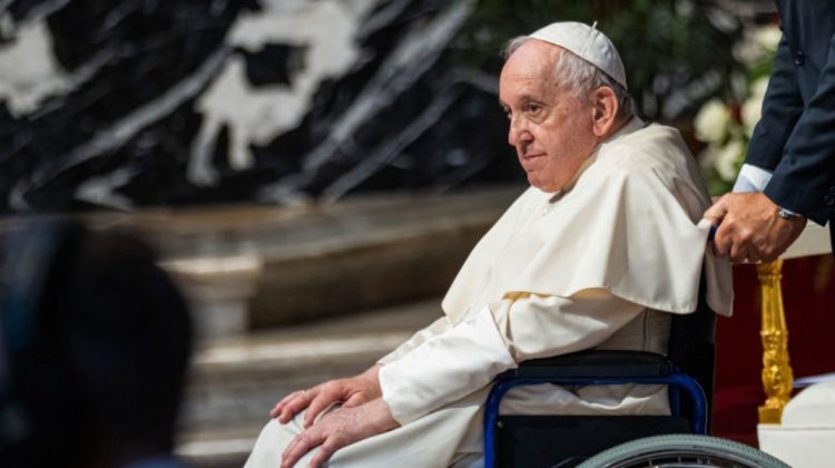 Papa Francisc a dat de înțeles despre o posibilă abdicare: „Schimbarea unui papă nu este o catastrofă”