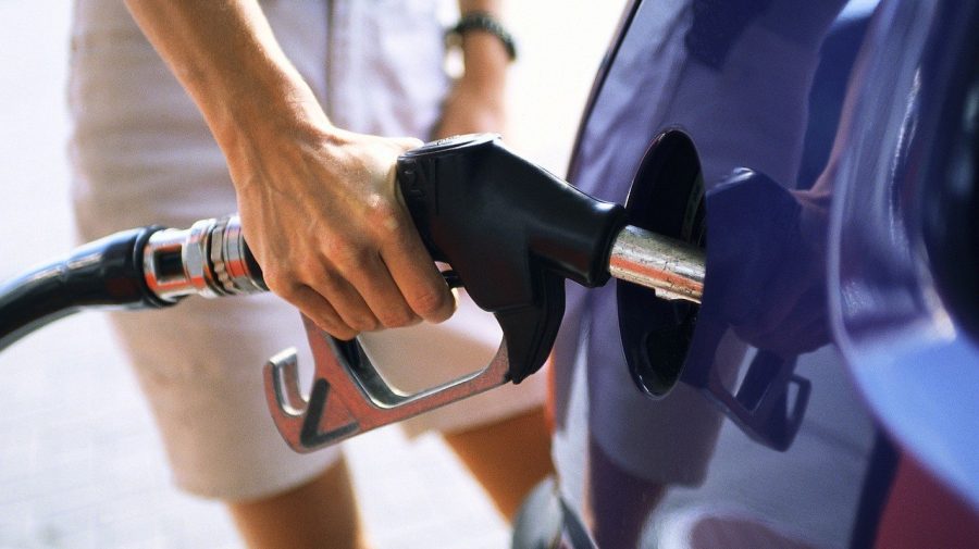 Carburanții se vor ieftini și mâine! Prețul motorinei scade sub 22 lei