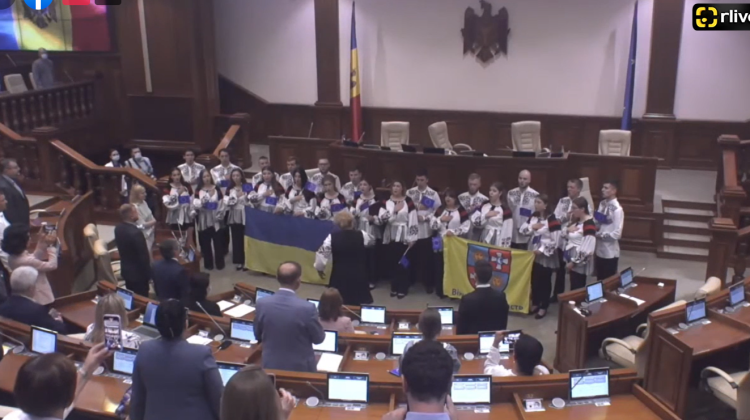 FOTO, VIDEO Drapelul și imnul Ucrainei, în Parlamentul de la Chișinău. Socialista Zinaida Greceanîi s-a remarcat
