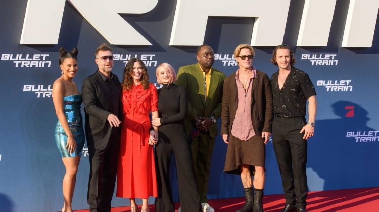 FOTO Se schimbă moda? Brad Pitt s-a îmbrăcat în fustă la premiera filmului Bullet Train. Explicația actorului