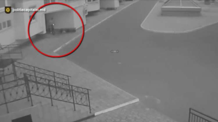 VIDEO Momentul în care o bicicletă de 15 mii de lei „fuge” dintr-un bloc locativ. Ce spune poliția