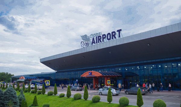 FOTO Pistoale pneumatice – depistate pe Aeroportul Internaţional Chişinău. Cine a încercat să le scoată din țară