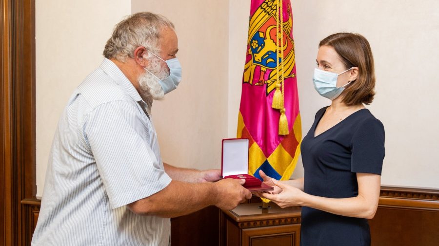 FOTO Și-a ținut premiul în mâini. Dumitru Verdianu și-a primit astăzi titlul onorific de „Maestru în Artă“