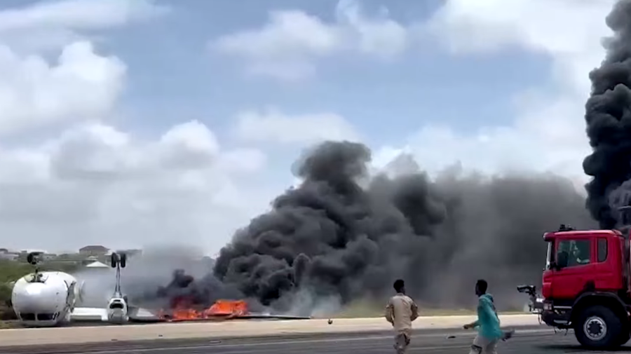 Un avion s-a răsturnat în timpul aterizării. Primele imagini VIDEO de la fața locului