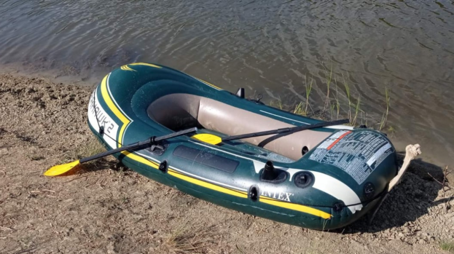 FOTO Tragedie fără margini! O barcă s-a răsturnat pe un iaz din Comrat. A fost găsit corpul neînsuflețit a unui copil