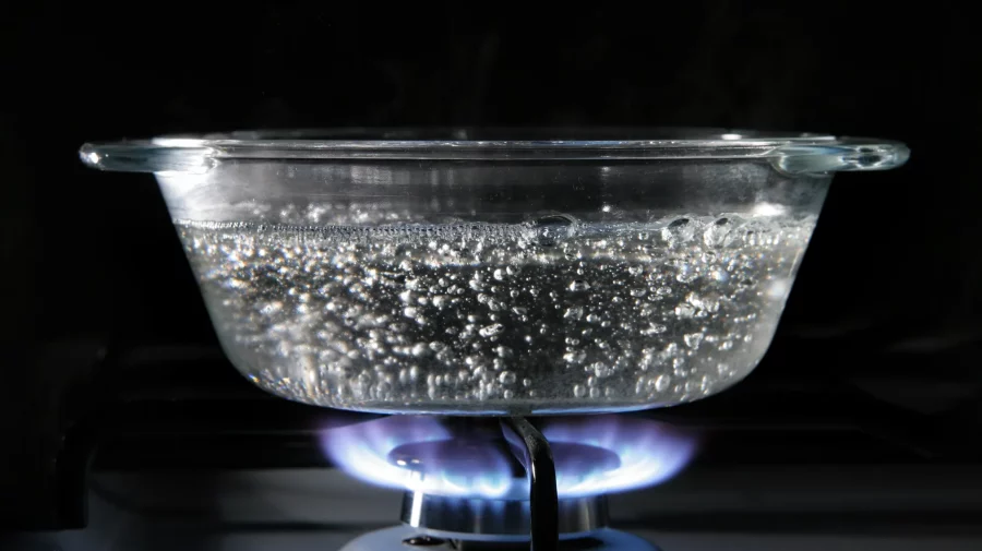 Cercetătorii au descoperit un nou mod de a fierbe apa și economisi energie în același timp