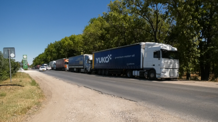 VIDEO Nu au voie să circule! Cum o stradă din Căușeni s-a transformat în parcare pentru camioanele de mare tonaj