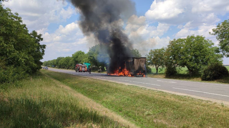 VIDEO Un camion a ars ca o torță în raionul Rîșcani. Flăcările au distrus peste 20 de tone de tutun