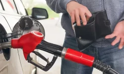 Carburanții – mai ieftini! Cât va costa vineri un litru de motorină