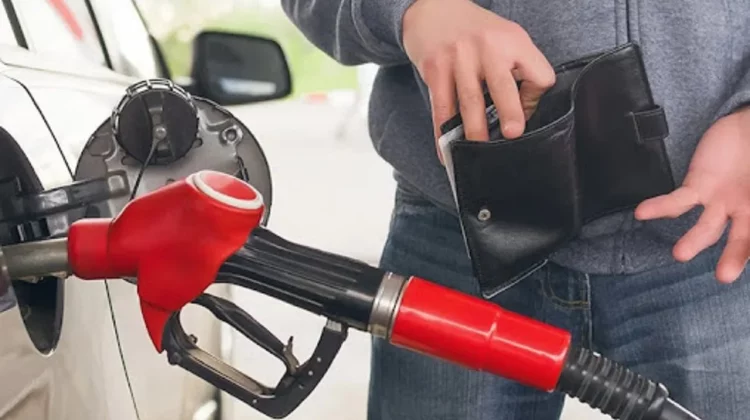 Carburanții – mai ieftini! Cât va costa vineri un litru de motorina