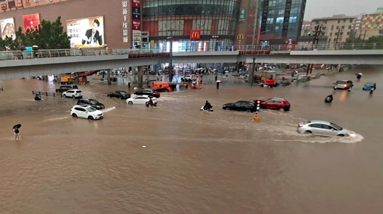 VIDEO Vreme extremă în China. Ploi torențiale s-au abătut asupra țării. Drumurile au devenit adevărate râuri
