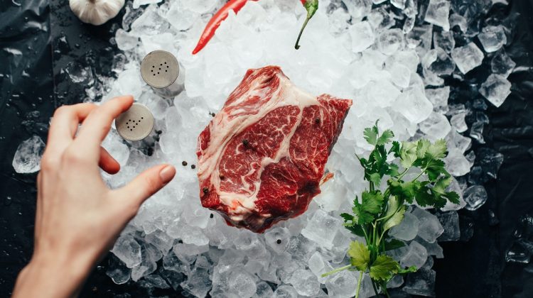 VIDEO Cum dezgheți carnea în numai 5 minute. Încearcă acest truc genial