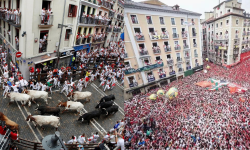 VIDEO Au fost reluate celebrele curse cu tauri de la Pamplona. Festivalul din Spania este extrem de periculos
