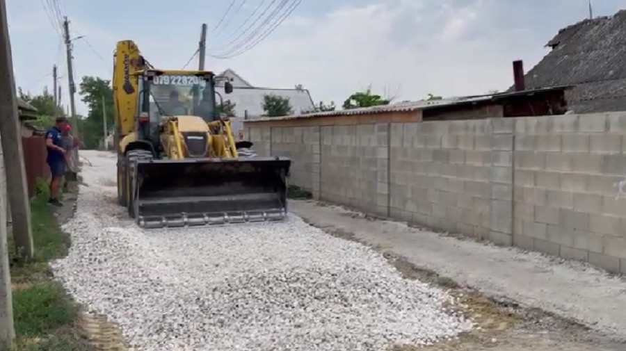 VIDEO Au așteptat 20 ani reparația unui drum din Căușeni, iar acum oamenii cer URGENT să fie oprite lucrările