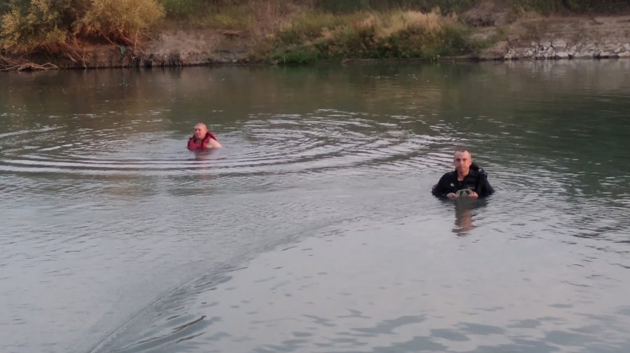 FOTO S-ar fi înecat! Corpul neînsuflețit al unei minore este căutat de scafandrierii din Ungheni