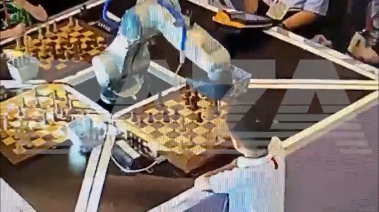 VIDEO Ce a făcut un robot în timpul unui turneu de şah la Moscova? Un băiețel de 7 ani a avut de suferit