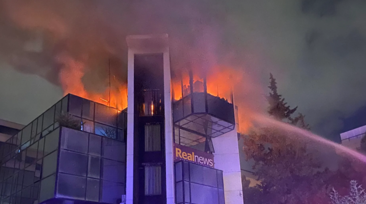 VIDEO Sediul unui post de radio şi a unui cotidian din Grecia, ținta unui atac. Clădirea a fost cuprinsă de flăcări