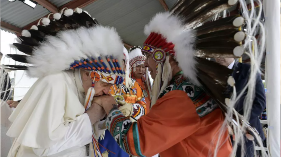 FOTO Imagini care au făcut înconjurul lumii. Papa Francisc a sărutat mâna unuia dintre liderii indigeni
