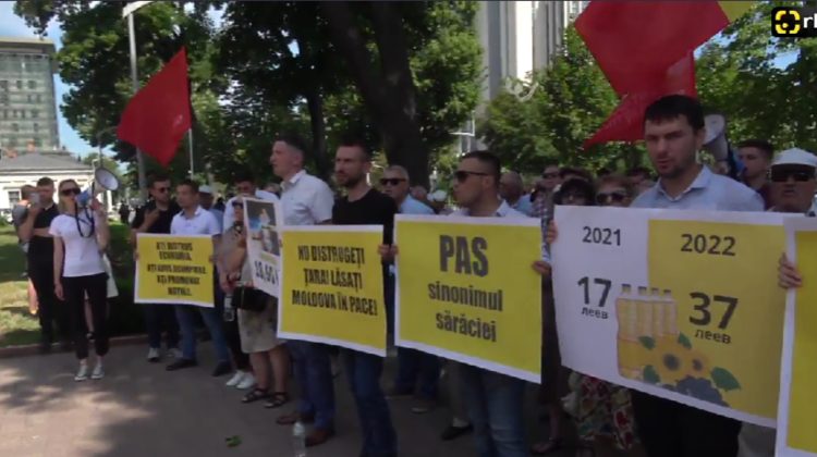 VIDEO Ce nu le-a ticnit comuniștilor? Cât parlamentarii votează, susținătorii PCRM protestează