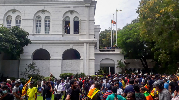 FOTO, VIDEO Sri Lanka, invadată de manifestanţi. Sute de persoane au atacat casa președintelui. Acesta a fugit din țară