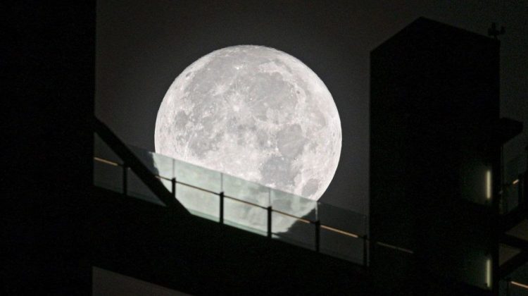 Fenomen rar: „Super Luna albastră” va fi vizibilă în noaptea de 30 spre 31 august