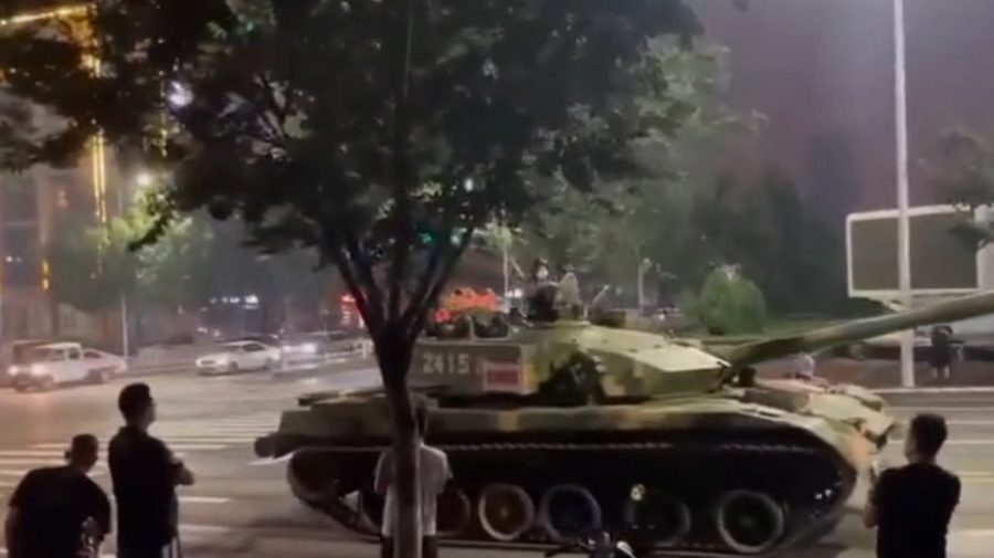 VIDEO Mai multe tancuri filmate pe străzile provinciei chineze Henan în această noapte. Care este motivul?