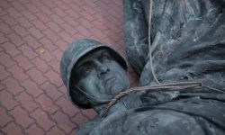 FOTO, VIDEO Autoritățile de la Cernăuți și-au luat adio de la două monumente sovietice