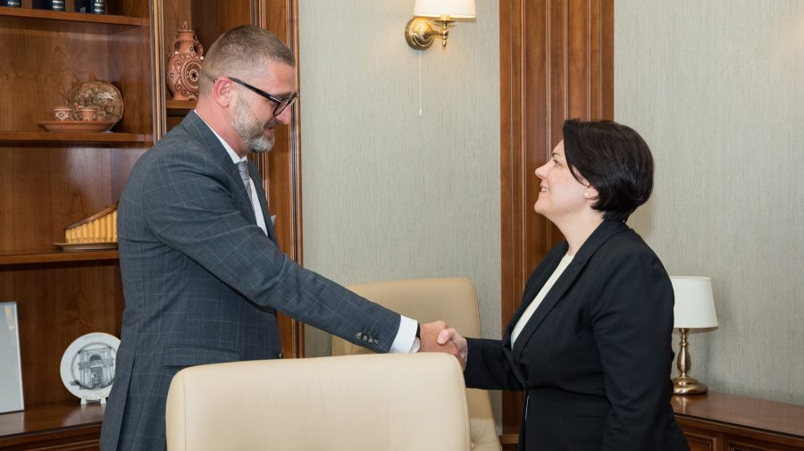 FOTO Noul Ambasador al României în Moldova a fost primit la Guvern. Șefa Executivului l-a felicitat pe diplomatul român