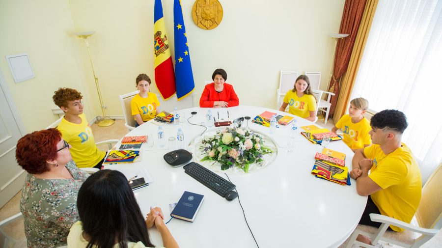 FOTO Gavrilița la întâlnirea cu copiii din diaspora: Îmi doresc ca toți copiii noștri să fie mândri că sunt din Moldova