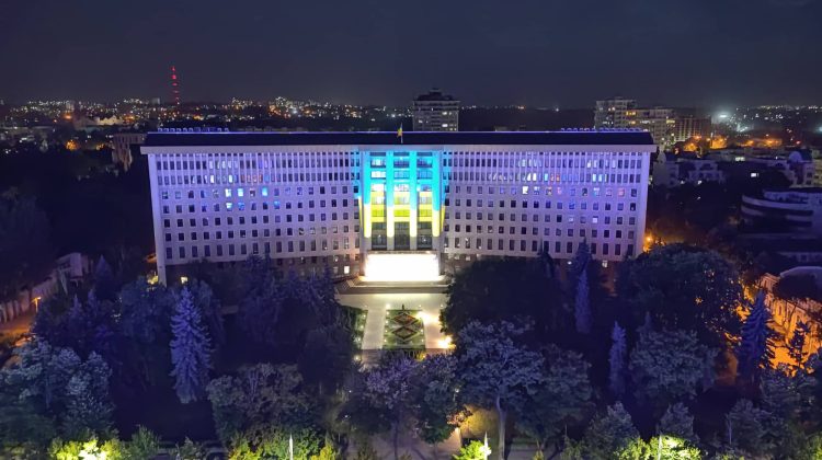 Parlamentul Moldovei a îmbrăcat culorile drapelului Ucrainei