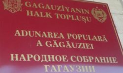 VIDEO Li s-a închis ușa în nas. Mai mulți locuitori din Găgăuzia nu au avut acces în sala Adunării Populare. Motivul?