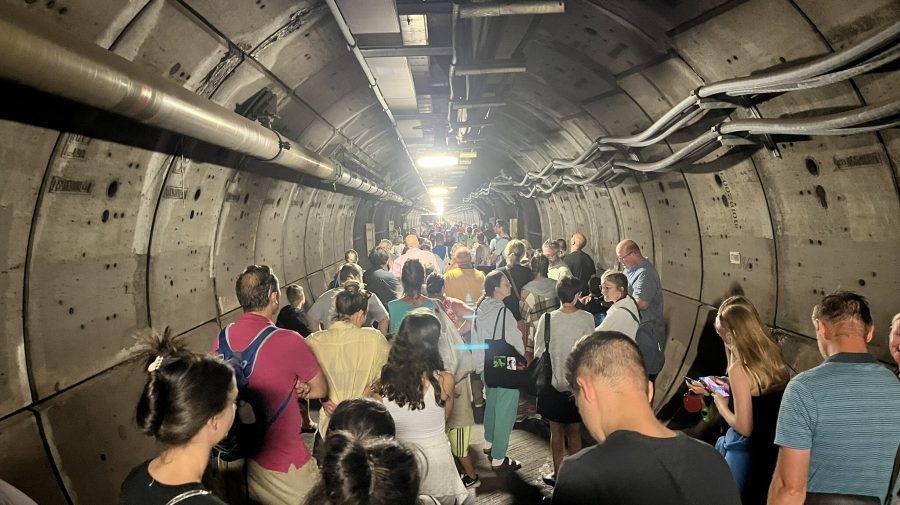 VIDEO Ca în filmele horror! Zeci de oameni au rămas blocați într-un tunel subacvatic din cauza trenului defect