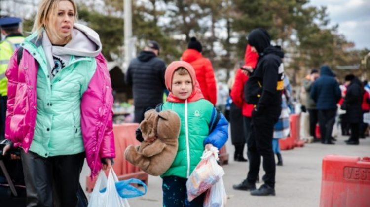 O rază de speranță! Refugiații ucraineni vor primi carduri pentru produse alimentare şi de igienă