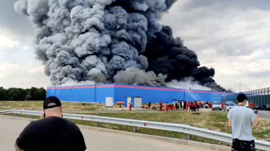 VIDEO S-a înnegrit cerul! În suburbia Moscovei arde depozitul magazinului OZON