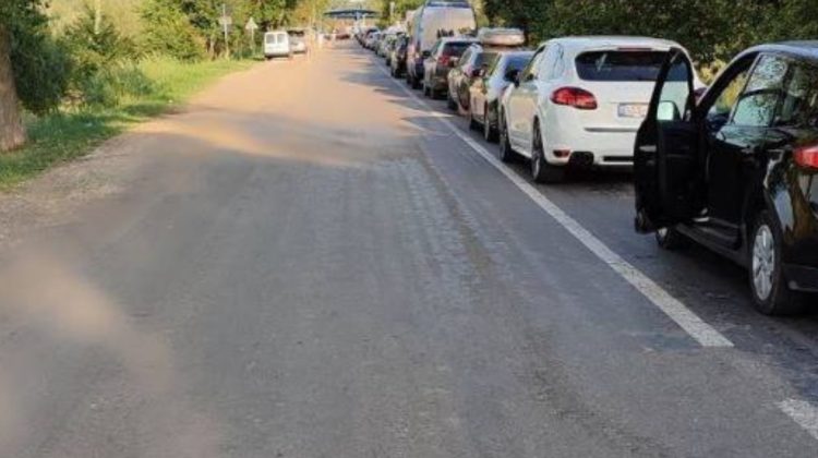 FOTO  Unde se duc moldovenii? Poliția de Frontieră anunță că zeci de mașini așteaptă să iasă din țară