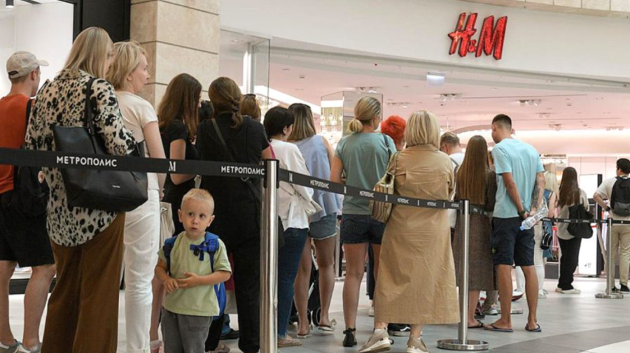 VIDEO Sunt vândute stocurile rămase! Rușii au format cozi uriașe la magazinele H&M de la Moscova