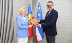FOTO Ambasadorul României, cu vizită în Găgăuzia. Irina Vlah l-a primit așa cum se cuvine. I-a oferit și un cadou