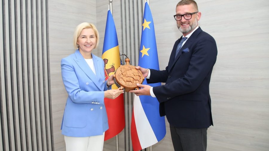 FOTO Ambasadorul României, cu vizită în Găgăuzia. Irina Vlah l-a primit așa cum se cuvine. I-a oferit și un cadou