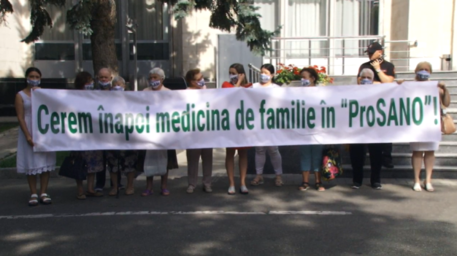 VIDEO „Am rămas fără lucru!”. Protest la Guvern, medicii de la „Pro Sano” cer să li se permită să activeze