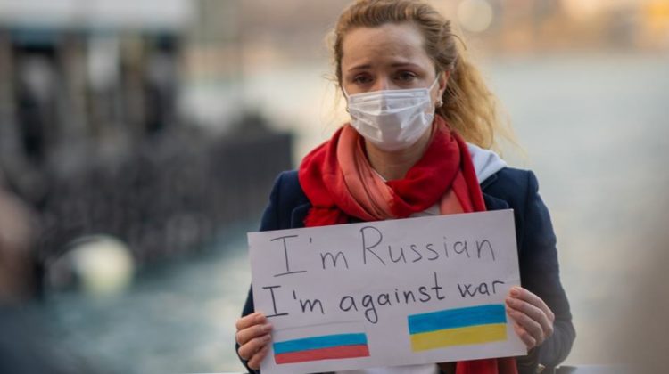 Rușii din „exil” contestă propunerea de a interzice conaționalilor lor accesul în Europa