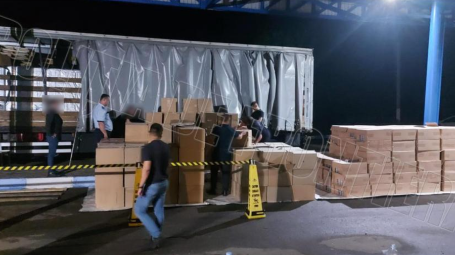 VIDEO Milioane de țigări de contrabandă – camuflate într-un camion cu remorcă! Urmau să ajungă în Ucraina