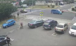 VIDEO Momentul în care un biciclist este lovit de un microbuz chiar pe trecere de pietoni