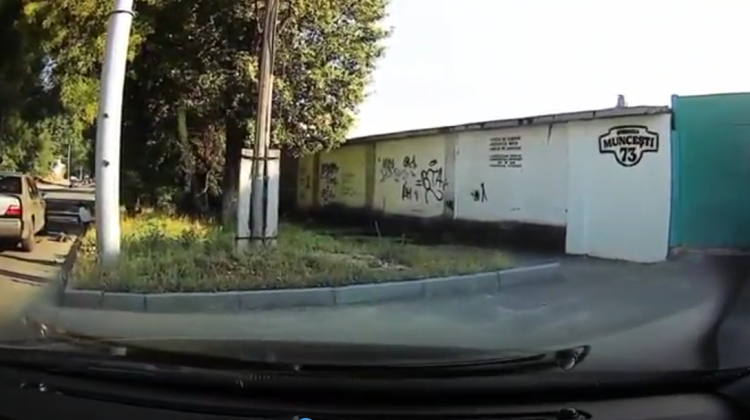 VIDEO O femeie, strivită pe trecere de pietoni: Șoferul a mers peste ea de parcă nu a văzut-o