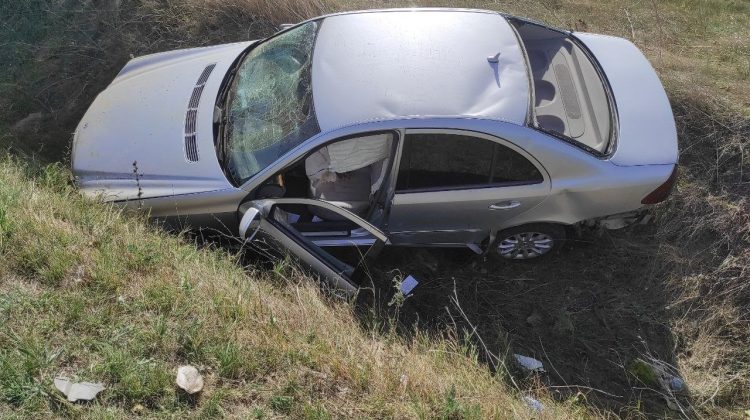 FOTO Un șofer a pierdut controlul volanului și s-a inversat într-un șanț. Ce s-a întâmplat cu pasagerii