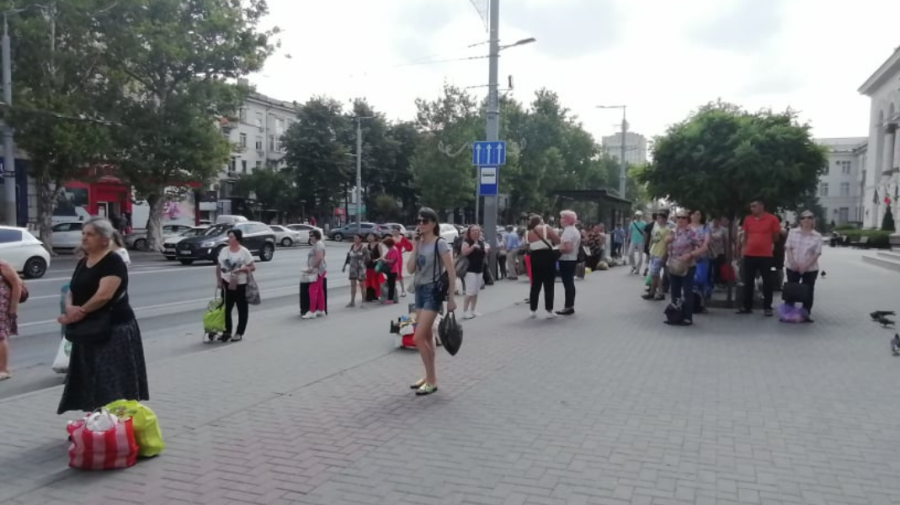 FOTO, VIDEO Cu nervii la pământ! Zeci de oameni au aşteptat transportul public minute în șir. Care este motivul