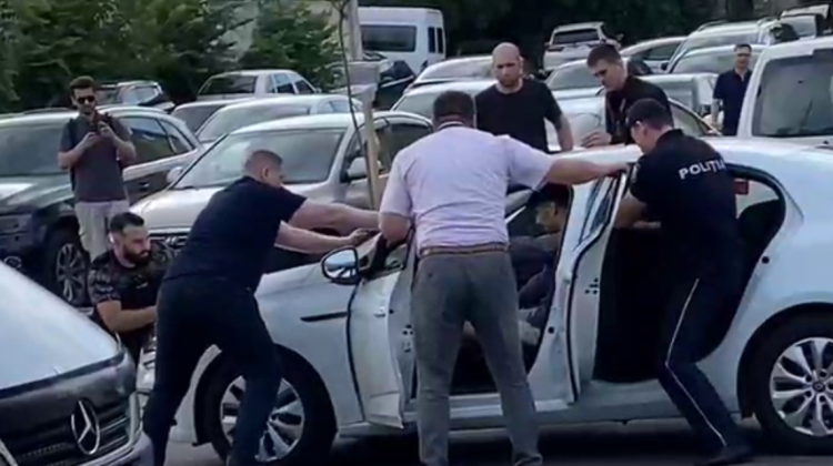 VIDEO Spaimă pe străzile Capitalei. Un bărbat înarmat cu un cuțit atacă trecătorii