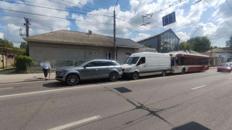 FOTO Un troleibuz din Bălți „a ajuns din urmă” Mercedes și un Audi. Ce s-a întâmplat cu șoferul