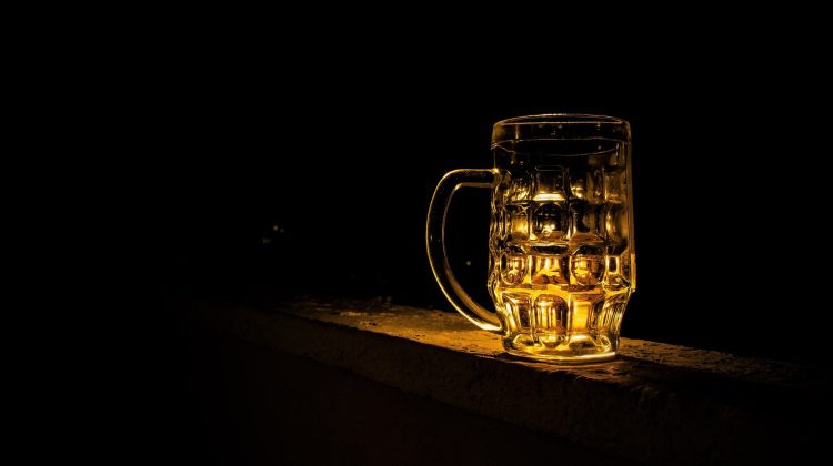 BANI.MD VIDEO Pubul unde poți schimba berea pe ulei: Se oferă la cursul de 1 litru pentru o halbă