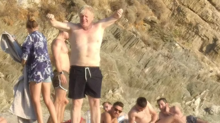 FOTO Boris Johnson a fost surprins cum făcea băi de soare în vacanță
